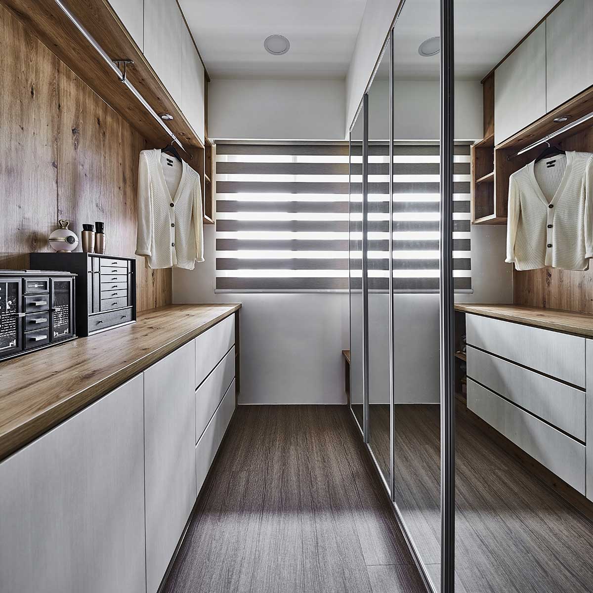 小宅裝潢利用鏡面牆可做到視覺延伸效果;